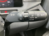 操作しやすい位置に配置されたウインカーレバーです。スムーズな操作で、安全な車線変更をサポートします。直感的に使える設計が魅力です。