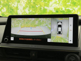 後方確認をサポートするモニターは、駐車時の安全性を高めます。狭い場所でもスムーズな操作を可能にする頼もしい機能です。