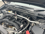 【STIタワーバー】お車の剛性を高めるタワーバーを装備。よりスムーズなコーナリング走行が可能となり、走りも楽しめます。
