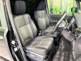 運転席まわりには十分なスペースがあり、大柄な方でもゆったり運転していただける環境です。