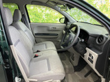 運転席からの視界は広く、運転操作もスムーズに行えます。シートの座り心地も良く、長距離運転でも疲れにくい設計です。快適なドライブをどうぞ。