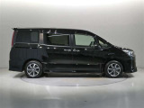 両側パワースライドドア付きだから、狭い駐車スペースなどでの 乗り降りラクラク!小さなお子さまのいるご家庭には嬉しい装備。