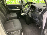 運転席からの視界は広く、操作性も良好です。快適なドライブをサポートする室内空間。座り心地にもこだわったシートです。