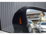 ドアミラー内側に確認できる、後方から接近する車両を知らせるサイドアシストの警告表示です。車線変更時の周囲確認を補助します。