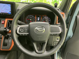 握りやすいステアリングは、運転中の操作性を向上。快適なドライビングポジションを確保し、長時間の運転でも疲れにくい設計です。
