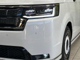 【LEDヘッドライト】悪天候や夜間走行時も良好な視界を確保し安心して運転できる高輝度LEDヘッドライトを装備!点灯速度が早く、消費電力も抑えられています。