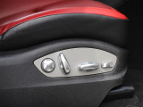 メモリー付14way電動スポーツシート。運転席および助手席のバックレスト、シート上下、前後位置、傾斜角度、座面角度、シートクッションの調整可能。シートやステアリングコラム、ドアミラー等記憶可能。