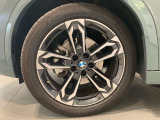 BMWの純正アロイホイールは軽量かつ強度にも優れているホイールで走行性能を引き上げる設計になっております。足元にもBMWは妥協がなくこだわっている個所になります。