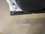 夜間、ドアを開けるとLEXUSの文字がお迎えします。