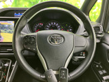 握りやすいステアリングで、快適な運転操作を実現。操作性にも優れ、スムーズなハンドリングをサポートします。