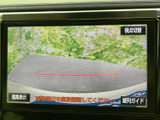 リヤ席の乗員も楽しめるモニターを搭載。長距離移動も快適に過ごせます。