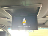 【フリップダウンモニター】大画面モニターで後席でもエンタメをお楽しみいただけます。小さなお子様にも大人気の装備です♪