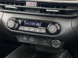 【オートエアコン】タッチパネル式オートエアコンで運転席周りの凹凸が少なくスッキリとしています。