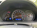 視認性の高いメーター類で、運転状況をしっかり把握。運転に必要な情報を一目で確認でき、安全運転をサポートします。落ち着いたデザインも魅力です。