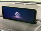 【10.25インチマツダコネクト】車内の雰囲気にマッチした大型ディスプレイ。スマホ接続でのナビ使用やBluetooth再生等、様々な機能が楽しめます。直感的なダイヤル操作が可能で、使い勝手も良好です。