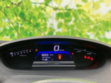 視認性の高いメーター類で、運転に必要な情報を的確に把握できます。運転に集中できる、シンプルで洗練されたデザインです。