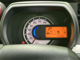 視認性の高いメーター類で、運転に必要な情報を的確に把握できます。直感的に操作でき、安全運転をサポートします。落ち着いたデザインも魅力です。