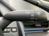 操作しやすい位置に配置されたウインカーレバーは、スムーズな車線変更をサポートします。直感的な操作で、安全運転をサポートします。