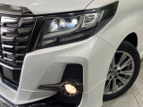 【LEDヘッドライト】悪天候や夜間走行時も良好な視界を確保し安心して運転できる高輝度LEDヘッドライトを装備!点灯速度が早く、消費電力も抑えられています。