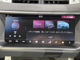 大画面ディスプレイで地図やルートを見やすく確認でき、テレビ機能も備えています。移動中のエンターテインメントもお楽しみいただけます。高級感のあるインテリアと調和した純正ナビになります。