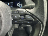 クルーズコントロール機能が付いています。 速度を設定するとアクセルを踏まなくても一定の速度で走ることができます。  高速道路ではとても便利な装置なんです。