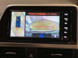 【パノラミックビューモニター】映像で、見づらい車両周辺の確認をアシスト。クルマを真上から見ているような映像を表示。 運転席から確認しにくい車両周囲の状況を把握。