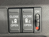 【両側パワースライドドア】スマートキーや運転席のスイッチで後席両側スライドドアの開閉が可能♪電動だから力を入れてドアを開ける必要が無く、小さなお子様でも簡単に開け閉めでき快適です♪