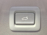 【パワーバックドア】スマートキーや運転席のボタンを押すだけでリアゲートが自動で開閉します!荷物を持っている時や、高い位置にあるバックドアを閉める際に便利な機能です♪