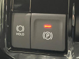 【電動パーキングブレーキ】パーキングブレーキは便利な電動式!ボタン一つで操作でき、アクセルを踏めば自動で解除されます♪レバーやペダルが無いので運転席廻りもすっきりしますね♪