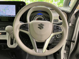 握りやすい形状で、快適なドライビングをサポート。操作性にも優れ、スムーズな運転を可能にします。