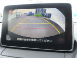 車両後方の映像とガイドラインを表示するバックカメラ。後方の視界をクリアに確認でき、狭い場所での車庫入れや後退時の安全確認をサポート。毎日の運転に安心感をもたらす快適装備です。