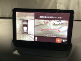 上からのトップビューとリア周辺の映像です。バックでの駐車時に主に使用します。