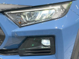 【LEDヘッドライト】悪天候や夜間走行時も良好な視界を確保し安心して運転できる高輝度LEDヘッドライトを装備!点灯速度が早く、消費電力も抑えられています。