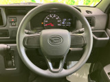 握りやすい形状で、運転操作をスムーズに行えます。落ち着いたデザインが、インテリアに調和し、快適なドライブを演出します。