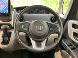 握りやすいステアリングは、運転操作をスムーズに。オーディオや通話機能など、便利な操作スイッチも搭載されています。