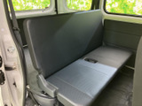 後部座席は広々としており、ゆったりとくつろげます。長距離移動でも疲れにくい、快適な空間です。