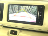 【バックカメラ】駐車時に後方がリアルタイム映像で確認できます。大型商業施設や立体駐車場での駐車時や、夜間のバック時に大活躍!運転スキルに関わらず、今や必須となった装備のひとつです!