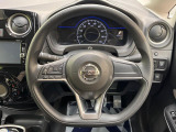 インテリアに合わせたデザインのステアリングは、運転される方のことも考え、運転しやすい形状、大きさです。是非一度、実際に触ってお確かめください。