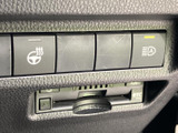 後方の状況を安全に確認できるバックモニター。狭い場所での駐車や、後退時の安全性を高めます。