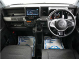 運転にかかわる様々な操作を安全に行えるように視点移動が少なく、操作性に配慮されたスイッチ類が凝縮されたコクピットです。