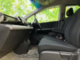 運転席周りのレイアウトは、操作性に優れ、直感的に操作できます。運転に集中できる空間を演出します。安全運転をサポートします。