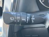 雨天時でもクリアな視界を確保できるワイパーレバー。運転に必要な情報をしっかりと把握できます。安全運転に貢献します。