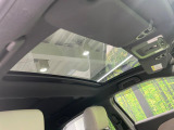 【パノラマルーフ】大型のガラスルーフ搭載で車内の解放感が一気にアップ!開放的なドライブをお楽しみいただけます。
