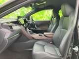 運転席からの視界は良好で、運転操作もスムーズに行えます。洗練された内装が、ドライバーの集中力を高めます。快適な運転空間です。