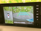 駐車時の安全性を高めるバックモニター。狭い場所でも安心して駐車できます。ガイドライン表示で、より正確な駐車操作をサポートします。