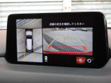 車体の大きいCX-8でも、狭い駐車場やT字路での取り回しが楽になる『360&deg;ビューモニター』を完備。上空から見下ろす全周囲カメラと障害物センサーの連携で、周囲の見通しを高めます。