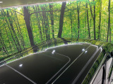 【サンルーフ】開放感たっぷりの希少装備、サンルーフが装着されています!車内に明かりを取り入れたり景色を楽しむ以外にも、車内の空気も簡単に換気できて快適です!