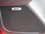 BOSEサウンドシステムを搭載。「良い音を出す」ではなく、その車種のごとに特徴を計算(車種専用設計)し、「反響音」を作り出すことによってどの座席でも自分中心で音が聴こえ、「心地よい空間」を作り出します。