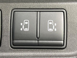 【ハンズフリー機能付き両側パワースライドドア】スライドドアの下に足先を入れてすぐ引くと、自動的にスライドドアが開閉します!荷物で両手がふさがった状態でも、ドアの開閉ができてとっても便利!