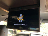 【フリップダウンモニター】大画面モニターで後席でもエンタメをお楽しみいただけます。小さなお子様にも大人気の装備です♪